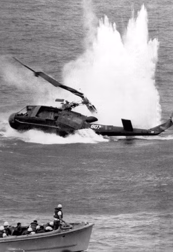 Thậm chí hàng triệu USD tiền mặt được Mỹ cất tại Đại Sứ Quán Mỹ ở Sài Gòn đã không thể di tản được vì mọi máy bay đều ưu tiên trở người. Kết quả là Thuỷ quân Lục chiến Mỹ đã phải đốt toàn bộ số tiền này trước khi rút lui chuyến cuối cùng vào sáng sớm ngày 30/4/1975 - ít tiếng trước khi xe tăng của Quân Giải phóng tiến vào Dinh Độc Lập. Nguồn ảnh: CBS.