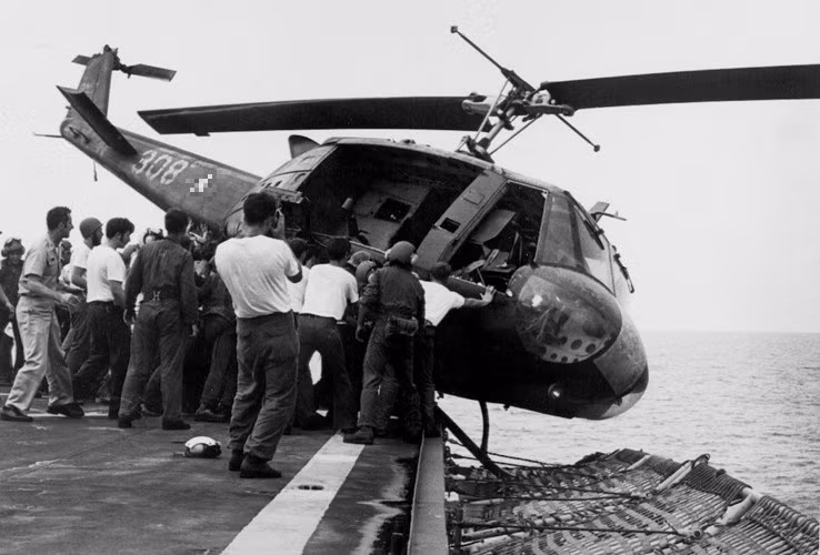 Quy ra tỷ giá hiện tại, Mỹ đã ném xuống biển Đông khoảng hơn 56 triệu USD. Toàn bộ số trực thăng này đều trong trạng thái tốt, vừa thực hiện chuyến bay dài từ trong đất liền ra Hạm đội 7. Nguồn ảnh: CBS.