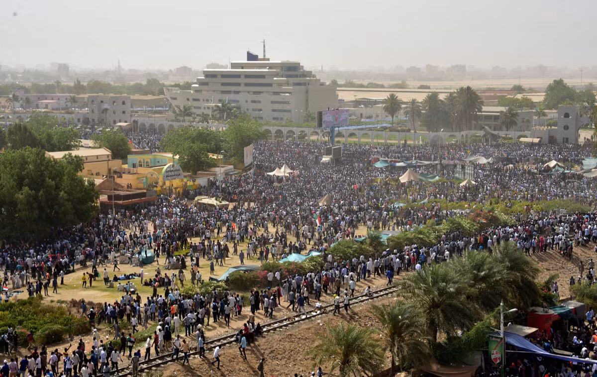 Tổng thống Bashir, 75 tuổi, lên nắm quyền sau cuộc đảo chính do những người Hồi giáo hậu thuẫn năm 1989. Bất chấp sự phản đối của người dân, Tổng thống Bashir từng tuyên bố không từ chức và khẳng định cách thức duy nhất để thay đổi chính phủ là thông qua bầu cử. Nguồn ảnh: Theatlantics.