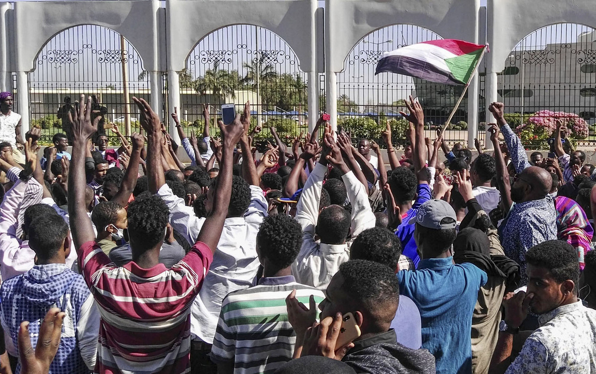 Tuy nhiên tình hình vẫn không hề khả quan khi người biểu tình tiếp tục bao vây trụ sở này trong nỗ lực lôi kéo quân đội ủng hộ phe đối lập. Nguồn ảnh: Theatlantics.