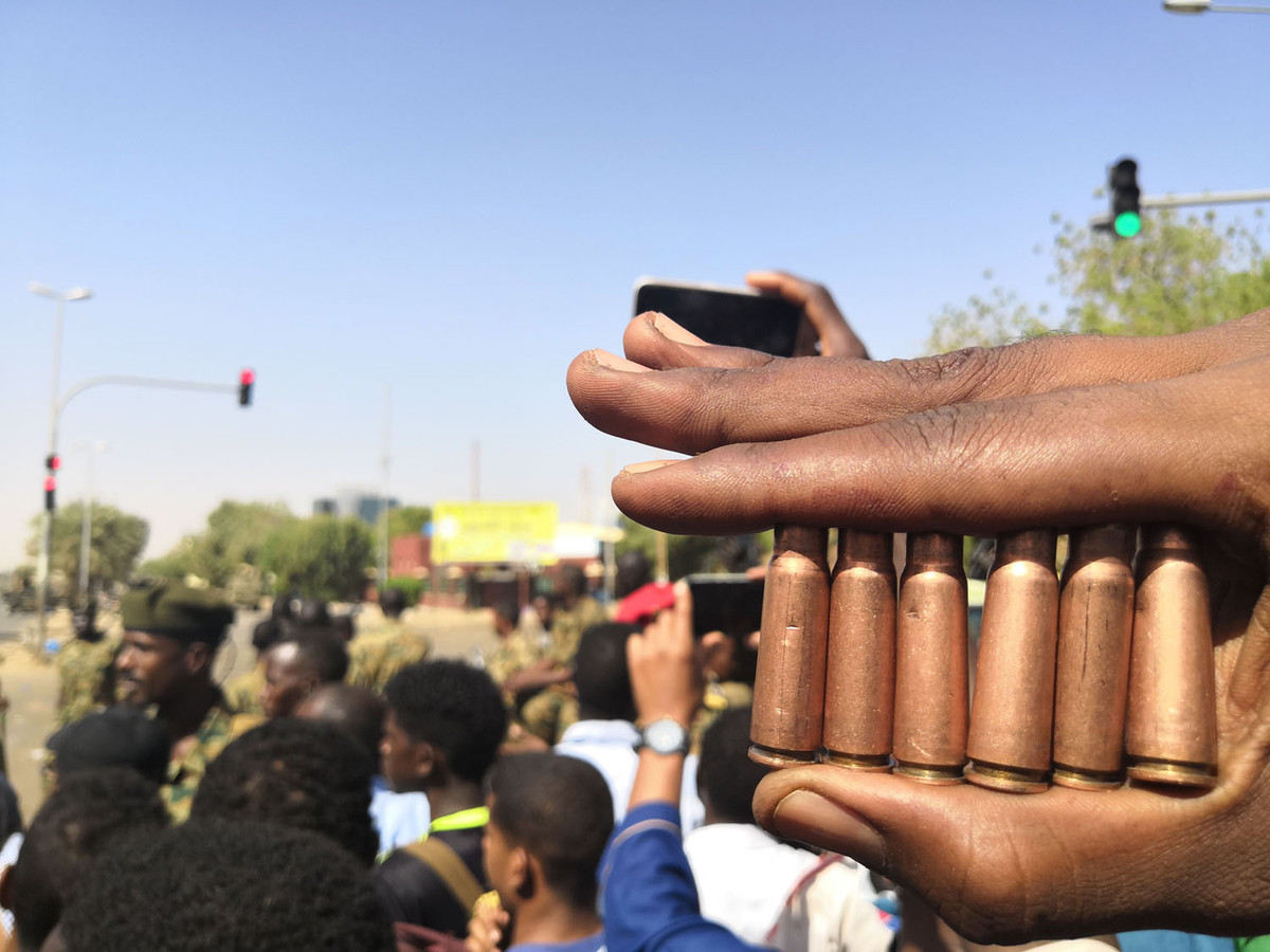Những vỏ đạn được người biểu tình ở Sudan tìm thấy, tuy nhiên chưa có báo cáo nào về việc sử dụng vũ khí nóng để chống lại người biểu tình ở đây.