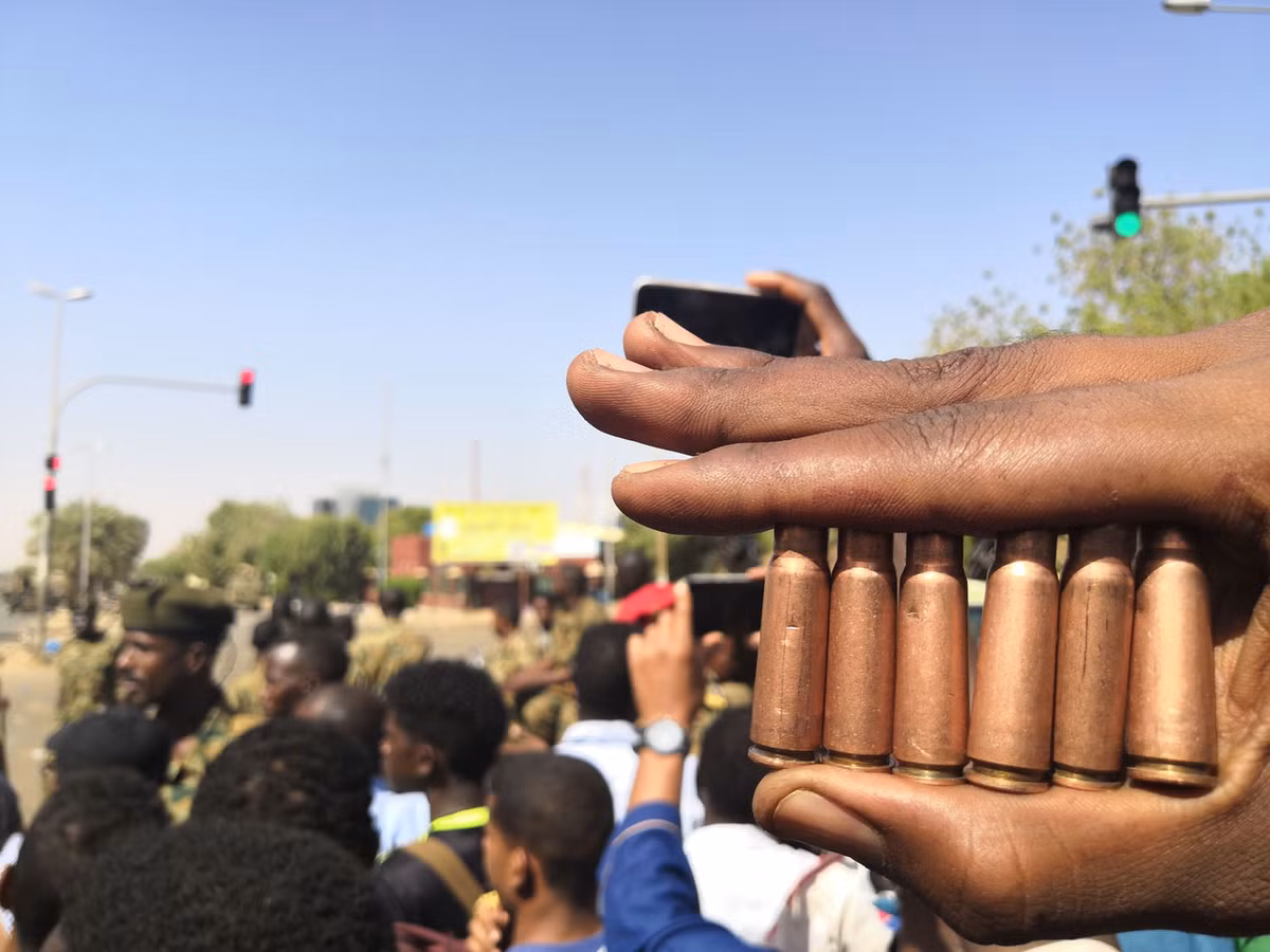 Những vỏ đạn được người biểu tình ở Sudan tìm thấy, tuy nhiên chưa có báo cáo nào về việc sử dụng vũ khí nóng để chống lại người biểu tình ở đây.