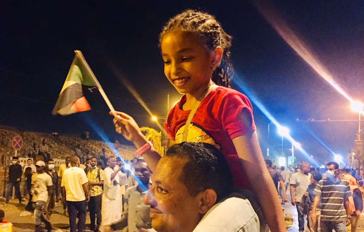 Trẻ em cũng được đưa xuống đường biểu tình. Nguồn ảnh: Theatlantics.