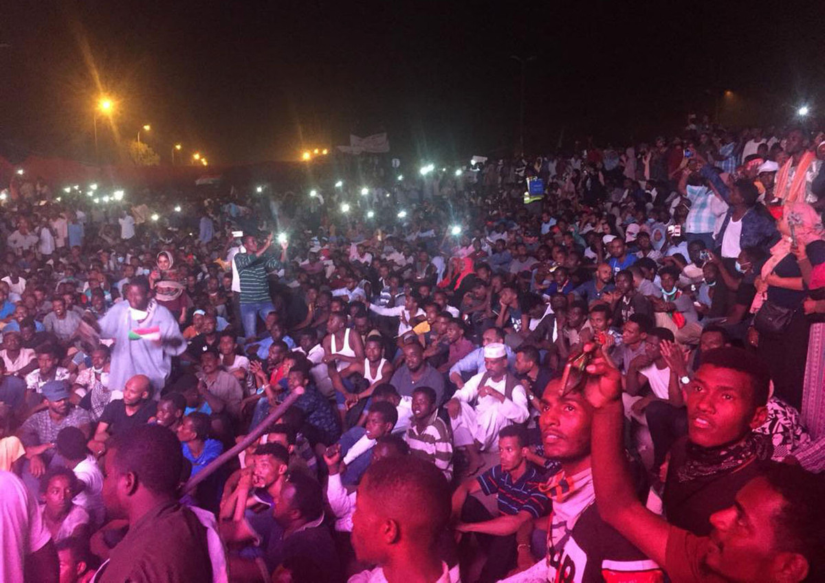 Ngay cả khi màn đêm buông xuống, đám đông vẫn không hề giải tán bất chấp nỗ lực kêu gọi của lực lượng cảnh sát địa phương. Nguồn ảnh: Theatlantics.