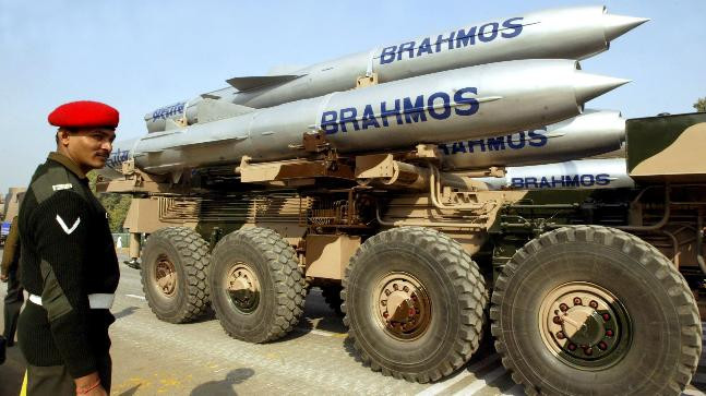 Ở cao độ triển khai tối đa 14.000 mét, tên lửa BrahMos-ER có thể dễ dàng đạt tầm bắn vượt qua 600 km. Tuy nhiên nhiều chuyên gia cũng khẳng định, việc có tầm bắn và cơ cấu phóng khác biệt có thể biến BrahMos-ER thành một dòng tên lửa hành trình hoàn toàn khác so với BrahMos thông thường. Nguồn ảnh: TDM.