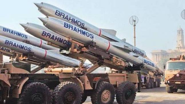 Lần gần đây nhất Ấn Độ thử nghiệm tên lửa BrahMos phiên bản phóng từ máy bay tiêm kích là vào tháng 12/2017. Theo các thông tin được truyền thông Ấn Độ đăng tải sau đó, những tiêm kích Su-30MKI của Ấn Độ đã được nước này cùng Nga cải biên để có thể mang theo được quả tên lửa BrahMos-ER nặng tới 2,5 tấn. Nguồn ảnh: TDM.