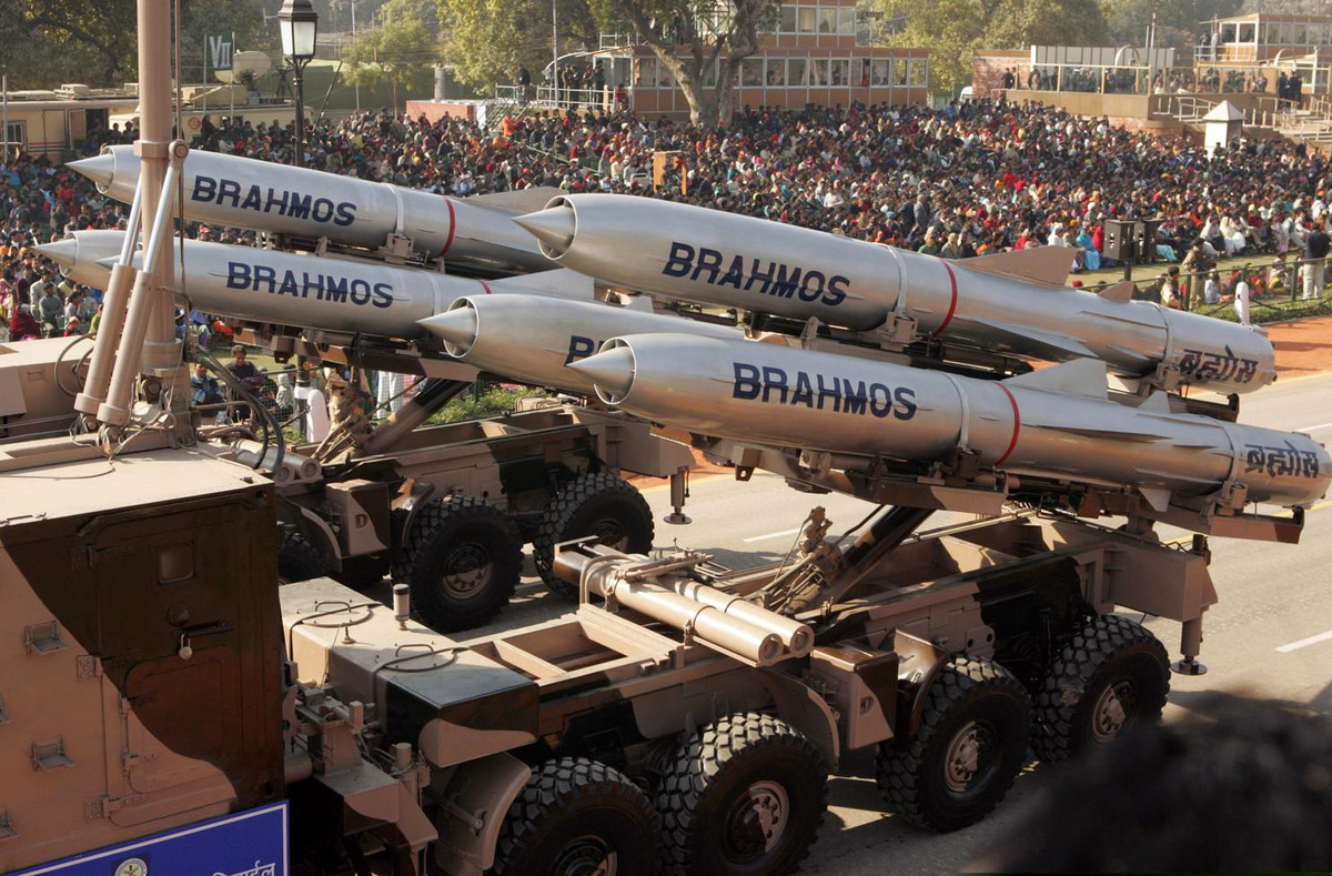 Hiện tại tên lửa BrahMos đang có tốc độ bay tối đa là Mach 2.8. Trong tương lai nếu tầm bắn của BrahMos mở rộng được tới 500 km hoặc hơn, tốc độ bay tối đa của nó có thể sẽ lên tới hơn Mach 4.5 - một tốc độ được cho là có tỷ lệ bị đánh chặn cực kỳ thấp. Nguồn ảnh: TDM.