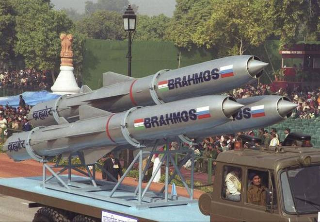 Theo đó, phía Nga cho biết tầm bắn tối đa của BrahMos sẽ cần phải được cải thiện thêm nhiều hơn nữa, kèm theo đó là khả năng di chuyển với tốc độ siêu siêu âm có thể sẽ được thêm vào trong tương lai. Về mặt lý thuyết, tầm bắn của tên lửa càng xa, nó sẽ càng có nhiều thời gian để tăng tốc. Nguồn ảnh: TDM.