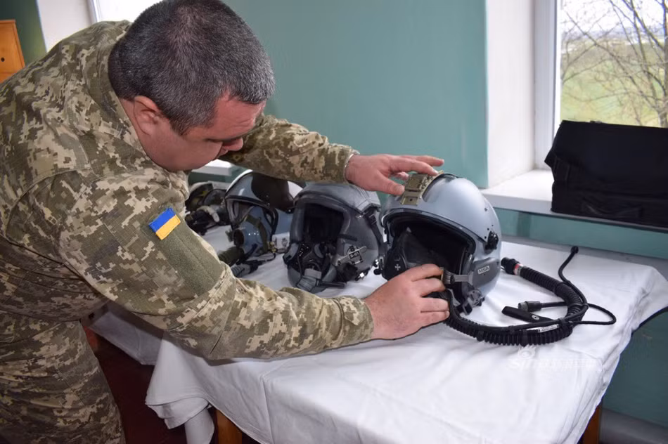 Do có thiết kế mặt nạ khác biệt so với kiểu mặt nạ trên các mũ bay quen thuộc của máy bay Liên Xô trước đây, phi công Ukraine cần phải học lại hoàn toàn cách đeo và điều chỉnh mặt nạ của chiếc mũ bay này. Nguồn ảnh: Sina.