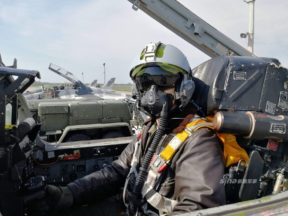 Phần kính râm của mũ bay LA-100 không hiển thị thông tin máy bay, phần kính màu vàng mới hiển thị thông tin bay và phần kính này được đặt bên ngoài cùng. Nguồn ảnh: Sina.