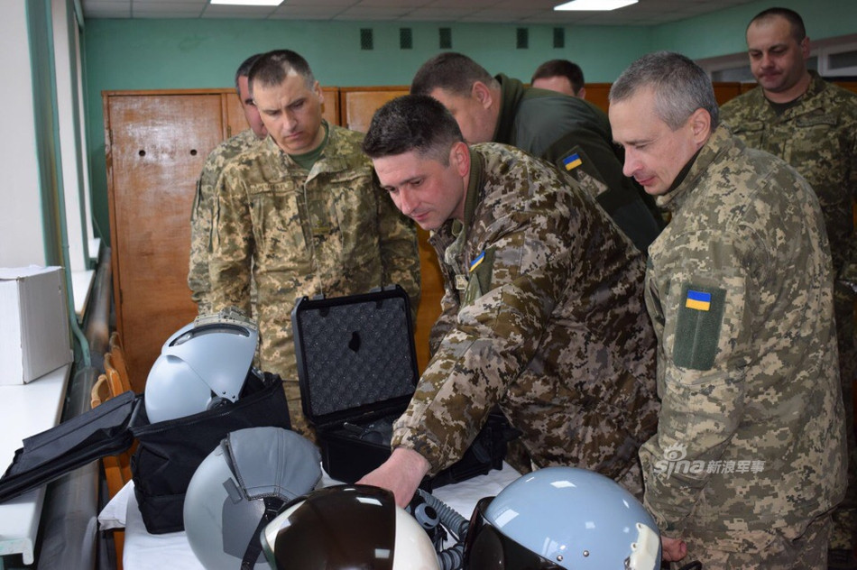 Mũ bay cũng được trang bị hệ thống kính râm tương tự như các kiểu kính thông thường trên mũ bay của Liên Xô. Nguồn ảnh: Sina.