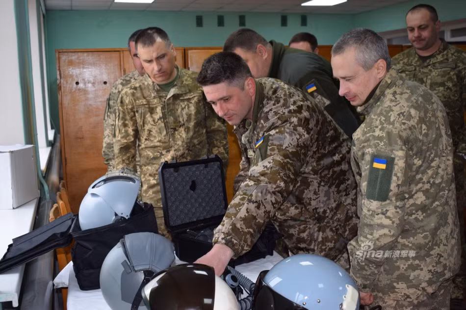 Mũ bay cũng được trang bị hệ thống kính râm tương tự như các kiểu kính thông thường trên mũ bay của Liên Xô. Nguồn ảnh: Sina.