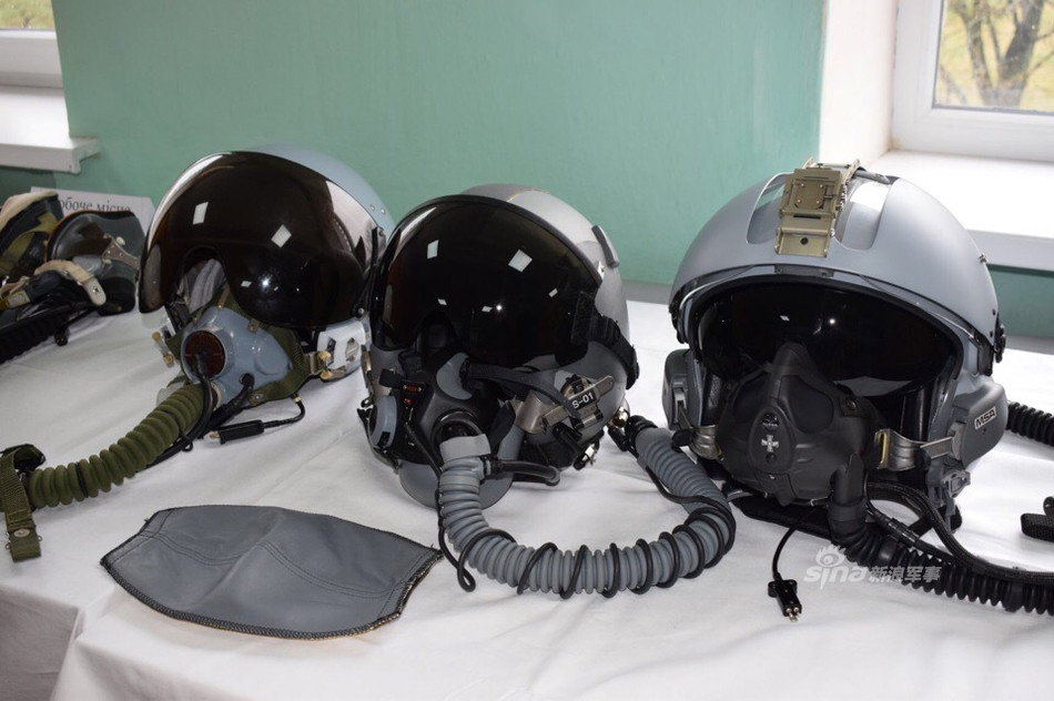 Loại mũ bay LA-100 của Pháp cũng có hệ thống tiếp oxy cho phi công được thiết kế lại, đảm bảo được độ thoải mái cho phi công khi sử dụng trong thời gian dài. Nguồn ảnh: Sina.