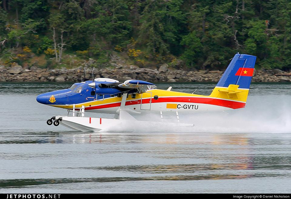 Loại thuỷ phi cơ này có cái tên hết sức... phức tạp, đầy đủ là de Havilland Canada DHC-6 Twin Otter, tên thương mại khi được giao bán trên thị trường là Viking Air DHC-6 Twin Otter và tên ngắn gọn thường được gọi là DHC-6. Nguồn ảnh: Jetphoto.