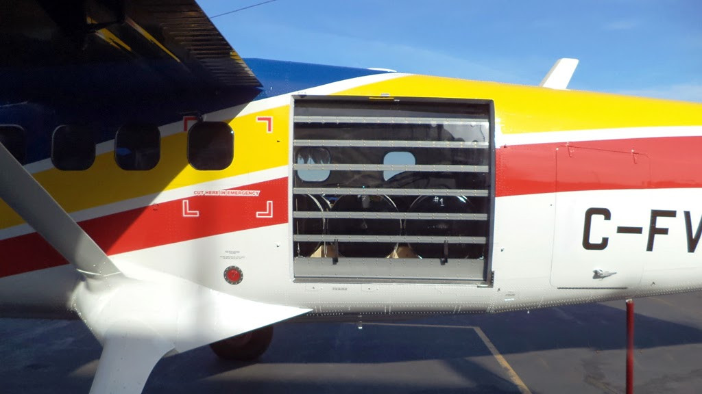 Cửa hông của DHC-6 có thể mở ra ngay khi chiếc phi cơ này đang bay để triển khai thiết bị định vị thuỷ âm hoặc thuỷ lôi xuống mặt nước một cách nhanh chóng. Nguồn ảnh: Jetphoto.