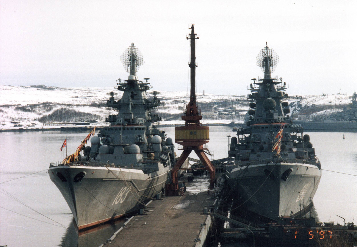 Tiếp đến là tên lửa, tuần dương hạm hạng nặng lớp Kirov có trang bị 20 tên lửa chống hạm P-700 Granit, 14 ống phóng tên lửa chống ngầm SS-N-14 Silex, 96 tên lửa đất đối không S-300F, 128 tên lửa 9K95 Kinzhal và 40 tên lửa OSA-MA.Ngoài ra, tuần dương hạm này còn có 10 ống phóng lôi cỡ 533mm. Nguồn ảnh: UralCom.