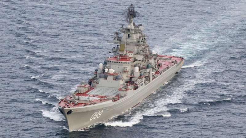 Liên Xô từng dự kiến sẽ đóng tổng cộng 5 tuần dương hạm loại này nhưng cuối cùng do chi phí quá tốn kém, Nga chỉ hoàn thành được ba chiếc. Hiện nay trong số ba chiếc tuần dương hợp lớp Kirov của Nga, một chiếc đang được vào cảng nâng cấp và thay lõi hạt nhân trong khi hai chiếc còn lại bị xếp vào kho dự bị. Nguồn ảnh: UralCom.