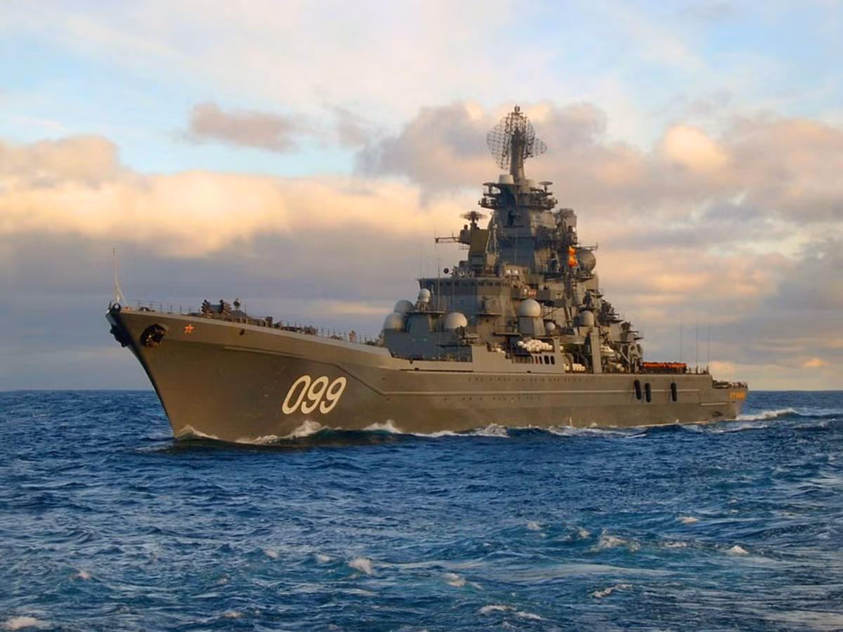 Cụ thể, chỉ tính riêng hải pháo, tuần dương hạm Kirov đã có tổng cộng 15 khẩu với 1 khẩu pháo đôi Ak-130 cỡ nòng 130mm, 8 khẩu AK-630 mỗi khẩu 6 nòng xoay cỡ 30mm và 6 cơ cấu pháo cao tốc Nortik phòng thủ với mỗi cơ cấu hai nòng. Nguồn ảnh: UralCom.