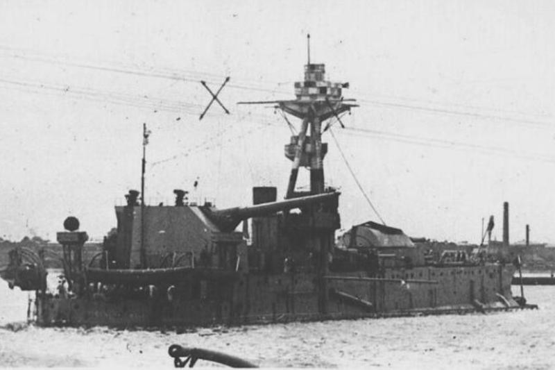 Trên chiến hạm HMS General Wolfe của Anh ra đời năm 1915 có một khẩu pháo cỡ nòng cực khủng so với thời điểm bất giờ - lên tới 457mm - thậm chí khẩu pháo này còn có cỡ nòng lớn hơn hầu hết các loại pháo hạm được trang bị trên thiết giáp hạm trong Chiến tranh Thế giới thứ hai.