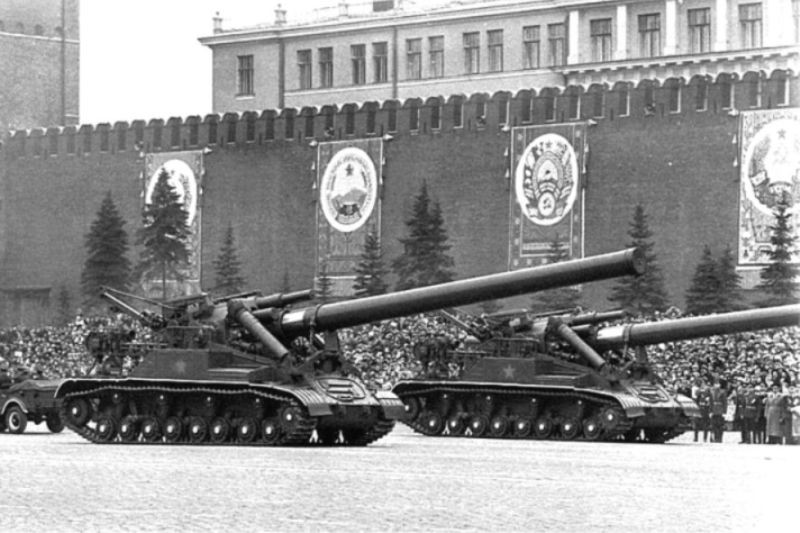 Ra đời vào đầu Chiến tranh Lạnh, khẩu pháo 2A3 Kondensator 2P của Liên Xô có tổng trọng lượng 64 tấn, cỡ nòng 406 mm và có tầm bắn tối đa khoảng 25,6 km nhưng chỉ bắn được một viên trong vòng... 5 phút.