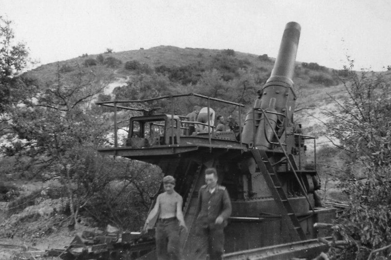 Ra đời từ năm 1909, khẩu pháo 42cm của Đức có trọng lượng còn khủng khiếp hơn - lên tới 150 tấn và có tầm bắn tối đa 14.200 mét. Tất nhiên là các loại pháo trăm tấn này hoàn toàn không có khả năng di động mà chỉ được đặt trong các tuyến phòng thủ cố định.