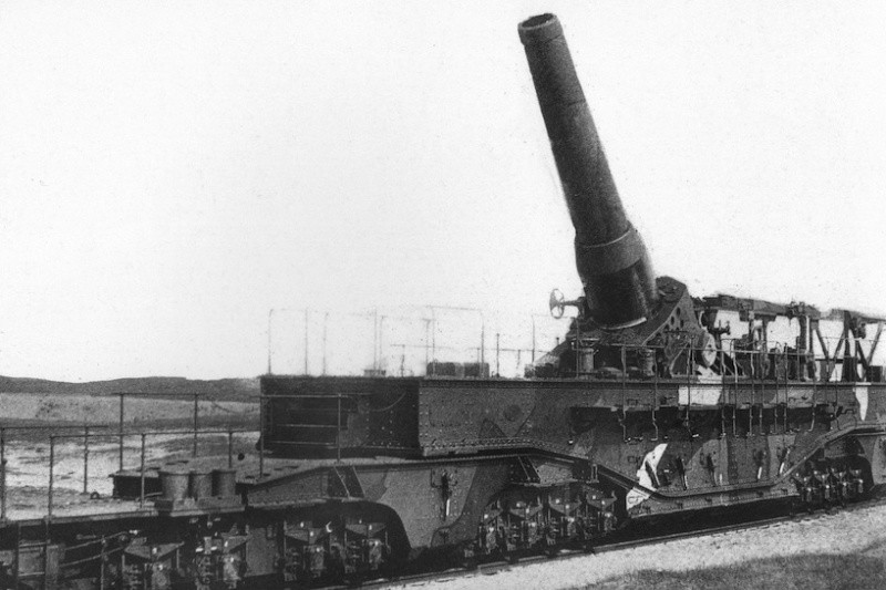 Ra đời vào đầu năm 1918, khẩu pháo Đức mang tên... Paris này từng được kỳ vọng sẽ khai hoả từ phòng tuyến Đức - Pháp tới tận Paris. Nó có trọng lượng tổng cộng 256 tấn, cỡ nòng 238mm và tầm bắn 130 km. Toàn bộ cơ cấu này được đặt trên đường ray di động.