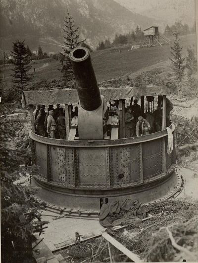 Có cỡ nòng 42 cm và trọng lượng 105 tấn, khẩu pháo mang tên 42 cm Haubitze M. 14/16 cũng được Đức xây dựng từ Chiến tranh Thế giới thứ nhất và sử dụng cho tới tận khi Chiến tranh Thế giới thứ hai kết thúc.