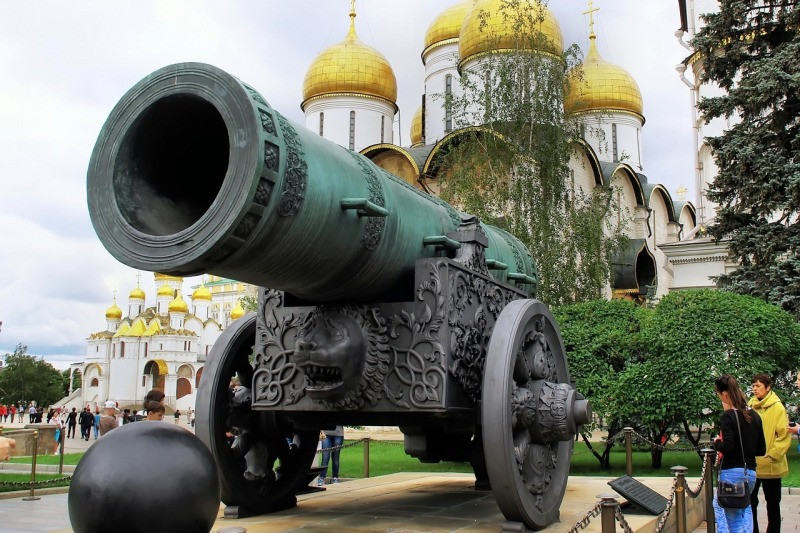 Một trong những khẩu pháo lớn nhất lịch sử nhân loại là khẩu pháo thần công Sa Hoàng. Khẩu pháo này được hoàn thành vào cuối thế kỷ 16, cỡ nòng 508mm, tổng trọng lượng gần 100 tấn, mỗi viên đạn nặng nửa tấn và cần 61 kg thuốc nổ cho mỗi phát khau hoả.