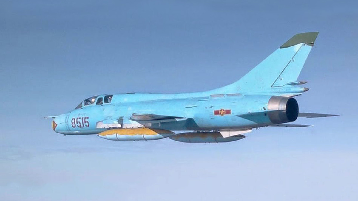 Su-22 được thiết kế làm nhiệm vụ chính là tấn công mục tiêu mặt đất, mặt biển và khả năng phòng không hạn chế với khả năng mang tới 4 tấn vũ khí (bom, tên lửa, rocket) trên 12 giá treo ở cánh và dưới bụng máy bay. Nguồn ảnh: Airliners.net. Nguồn ảnh: Jetphoto.
