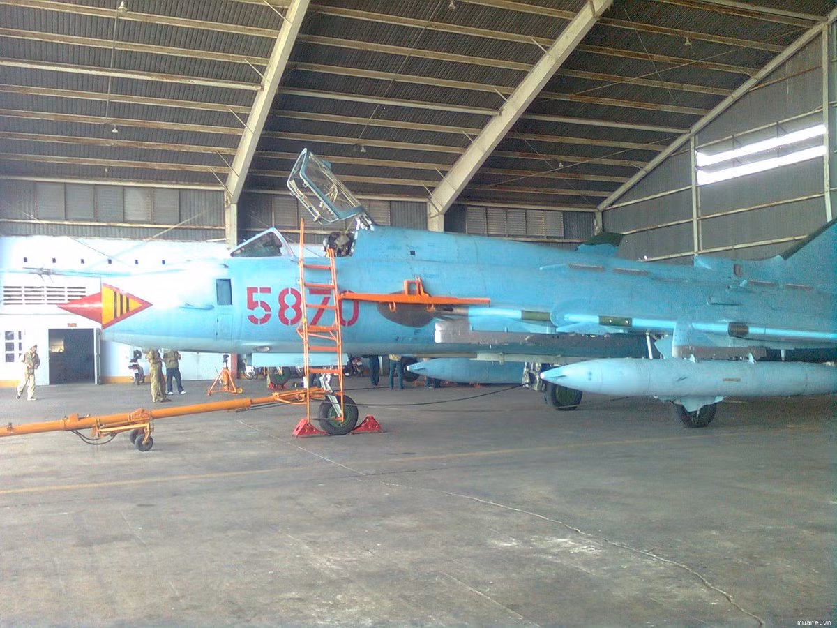 Loại chiến đấu cơ này sử dụng cơ chế cánh cụp cánh xoè cực kỳ độc đáo, cho phép nó cất cánh được với trọng lượng tối đa lên tới gần 20 tấn và có tốc độ tối đa lên tới Mach 1.7. Nguồn ảnh: Jetphoto.