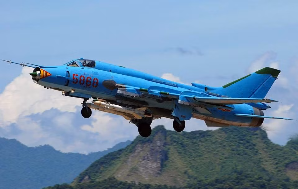 Máy bay tiêm kích bom Su-22 là tên gọi biến thể xuất khẩu của Su-17 do cục thiết kế Sukhoi (Liên Xô) phát triển từ đầu những năm 1960, chính thức đưa vào phục vụ từ năm 1970. Nguồn ảnh: Jetphoto.