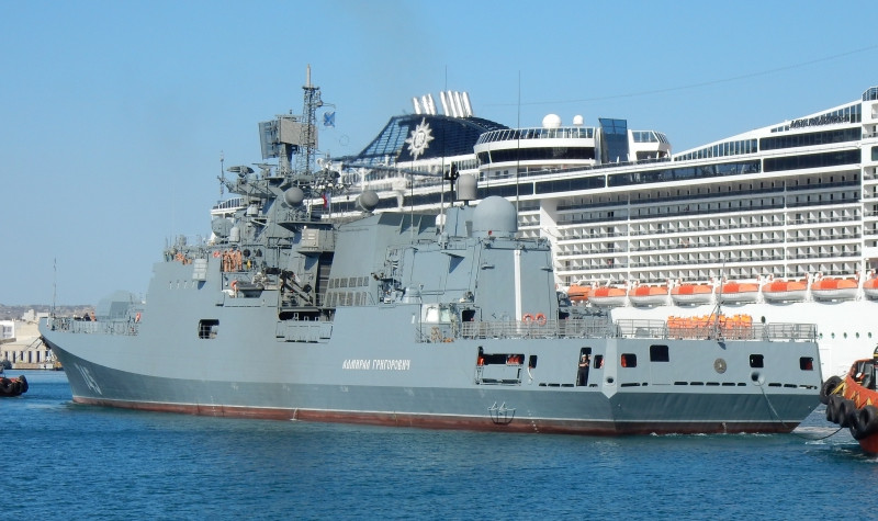 Ngoài ra, trên tàu còn có 8 tên lửa Igla-S hoặc Verba. Đây là các tên lửa phòng không tầm gần, có tầm bắn lần lượt là 3,5km cho tới 4,5km, thích hợp để tiêu diệt các mục tiêu bay tốc độ chậm ở độ cao thấp như trực thăng hoặc máy bay do thám không người lái. Nguồn ảnh: TASS.