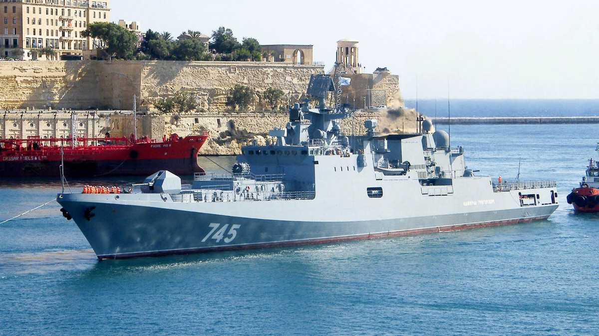 Kèm theo đó là 2 tổ hợp pháo cao tốc AK-630, tổ hợp pháo cao tốc này có 6 nòng, tốc độ bắn tối đa lên tới 10.000 viên mỗi phút, phù hợp để tiêu diệt các mục tiêu bay tầm gần, phục vụ cho việc phòng thủ hoặc thậm chí là tấn công khi cần. Nguồn ảnh: TASS.