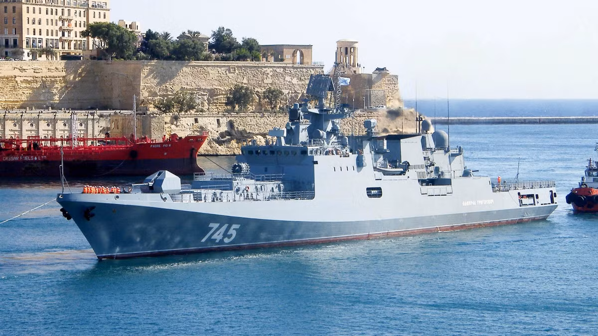 Kèm theo đó là 2 tổ hợp pháo cao tốc AK-630, tổ hợp pháo cao tốc này có 6 nòng, tốc độ bắn tối đa lên tới 10.000 viên mỗi phút, phù hợp để tiêu diệt các mục tiêu bay tầm gần, phục vụ cho việc phòng thủ hoặc thậm chí là tấn công khi cần. Nguồn ảnh: TASS.