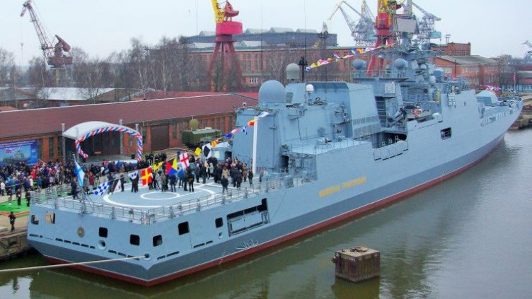 Cuối cùng, giống với mọi khinh hạm khác, Grigorovich cũng được trang bị một sàn đỗ trực thăng nhưng không có nhà chứa trực thăng và chỉ mang theo được tối đa một chiếc Ka-27PL hoặc Ka-31. Nguồn ảnh: TASS.