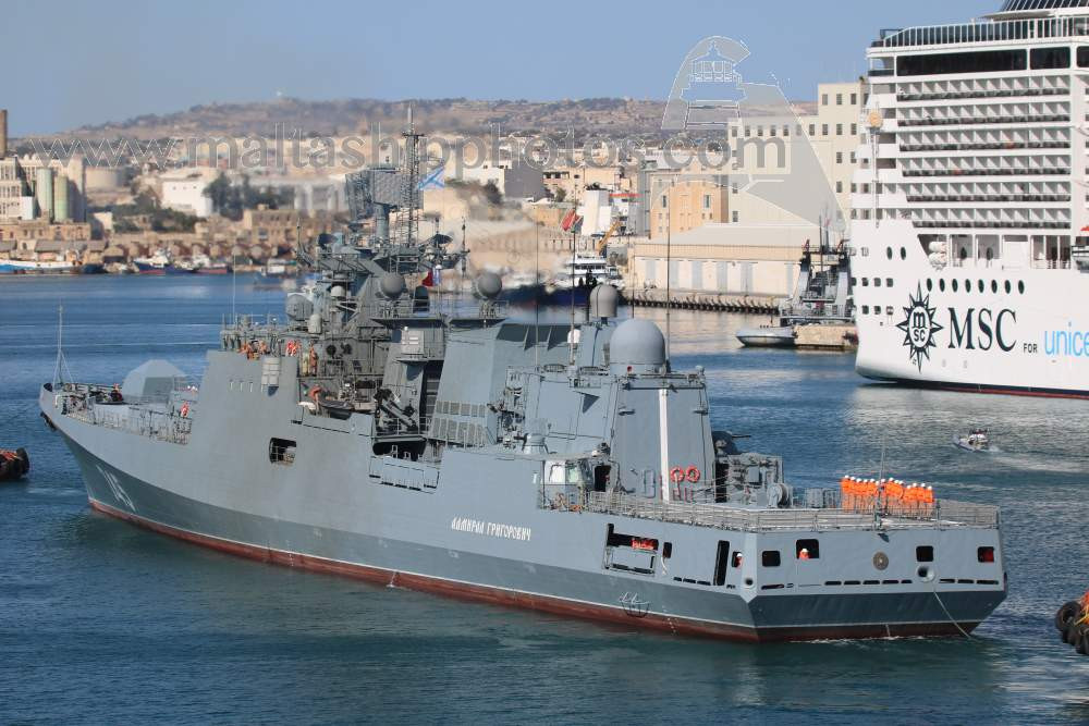 Để chống ngầm, khinh hạm Đô đốc Grigorovich được trang bị 2x2 ống phóng ngư lôi cỡ lớn 533mm và 1 cơ cấu phóng RBU-6000. Cơ cấu phóng RBU-6000 này phóng ra pháo chống ngầm cỡ 213mm. Nguồn ảnh: TASS.