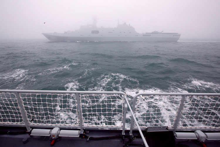 Cuộc duyệt binh của Hải quân Trung Quốc còn có sự tham gia của các tàu đổ bộ Type 071 và Type 072. Nguồn ảnh: BI.