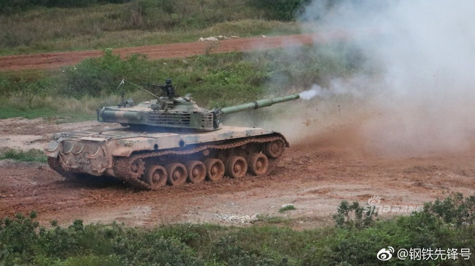 Trong khi đó, phiên bản xe tăng chiến đấu chủ lực Type 96B vừa mới được gia nhập biên chế lại được coi là có khả năng tác chiến gần như tương đương so với các loại xe tăng chủ lực thế hệ ba của Trung Quốc hiện tại. Nguồn ảnh: Sina.
