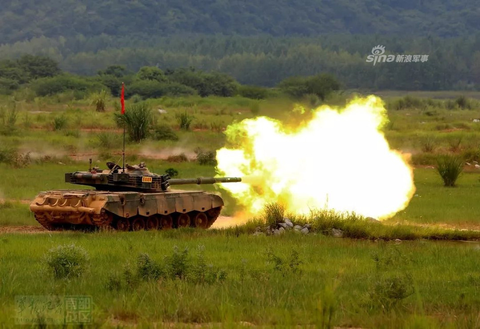 Khẩu pháo nòng trơn này cũng có khả năng bắn tên lửa chống tăng ATGM cho phép gia tăng tầm tiêu diệt xe tăng địch lên tối đa hơn 4000 mét. Ngoài ra Type 96 còn có hoả lực phục bao gồm một khẩu 7,62mm đồng trục và một khẩu 12,7mm trên nóc tháp pháo. Nguồn ảnh: Sina.