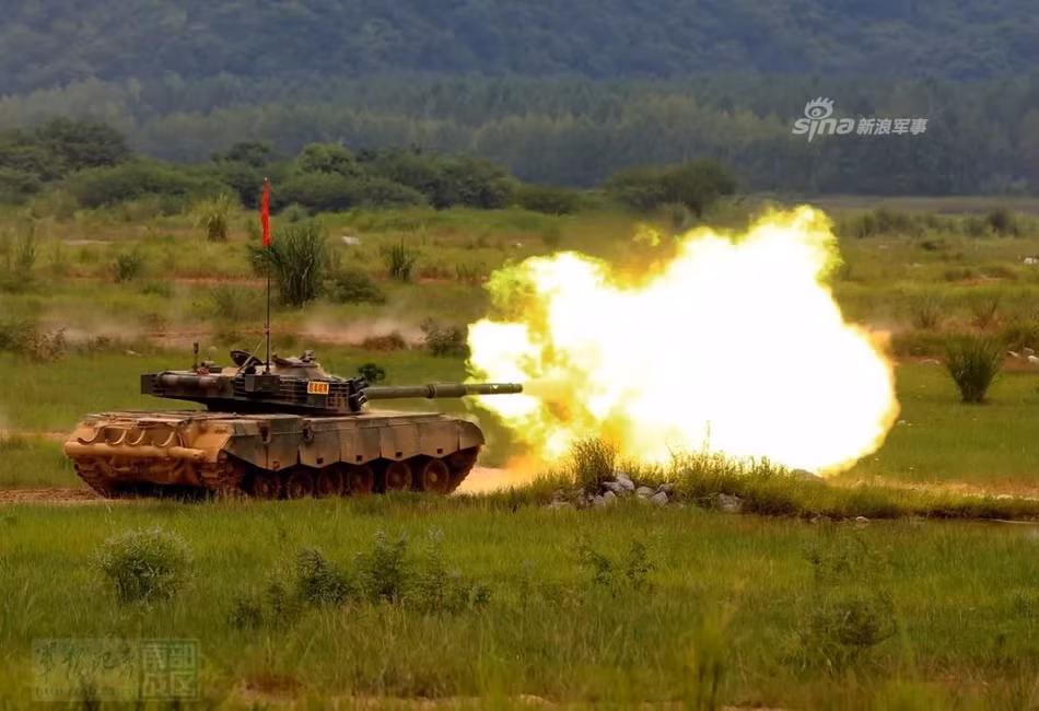 Khẩu pháo nòng trơn này cũng có khả năng bắn tên lửa chống tăng ATGM cho phép gia tăng tầm tiêu diệt xe tăng địch lên tối đa hơn 4000 mét. Ngoài ra Type 96 còn có hoả lực phục bao gồm một khẩu 7,62mm đồng trục và một khẩu 12,7mm trên nóc tháp pháo. Nguồn ảnh: Sina.