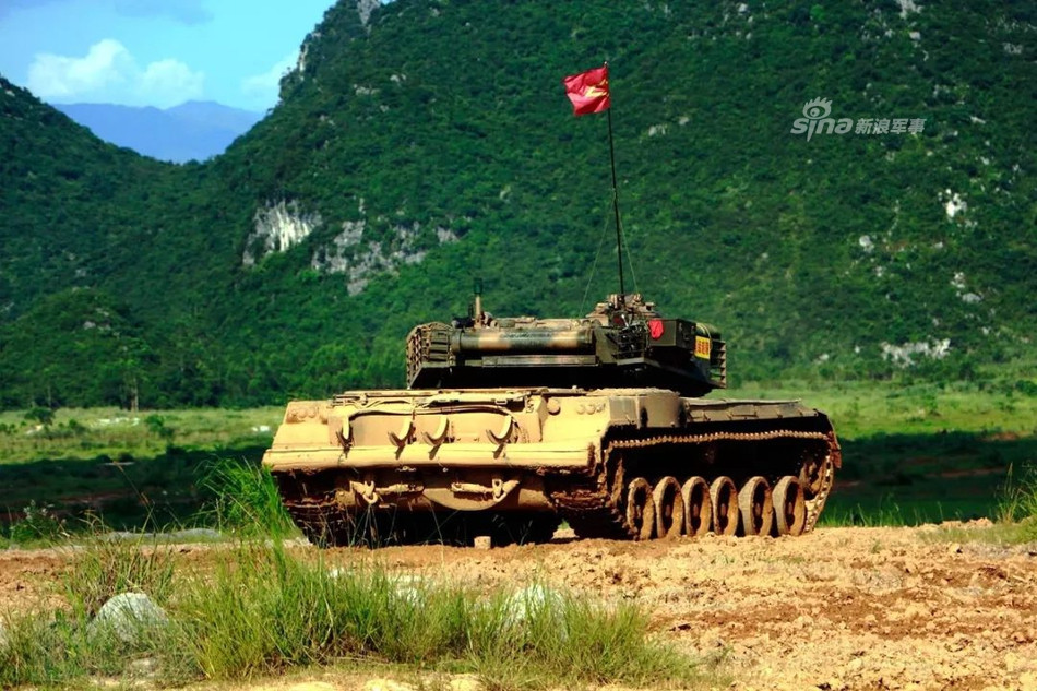 Phiên bản Type 96B lần đầu tiên được xuất hiện trong Tank Biathlon năm 2016 ở Nga với một vài cải tiến ở hệ thống động cơ cùng hệ thống kiểm soát hoả lực, hộp số và hệ thống treo. Nhiều nguồn tin cho biết, Type 96B có động cơ từ 1000 tới 1200 mã lực. Nguồn ảnh: Sina.