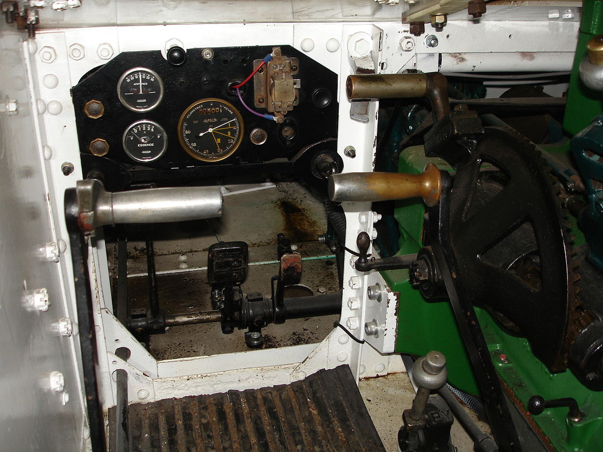 Xe được bọc thép dày chỉ 9mm, kèm theo đó là hỏa lực chính chỉ là một khẩu súng máy 7,5mm. Dù được xếp vào hạng xe tăng, tuy nhiên Renauld UE Chenillette chỉ phù hợp với nhiệm vụ trinh sát. Bên trong vị trí lái trong xe tăng Renauld UE Chenillette. Nguồn ảnh: Historyonline.