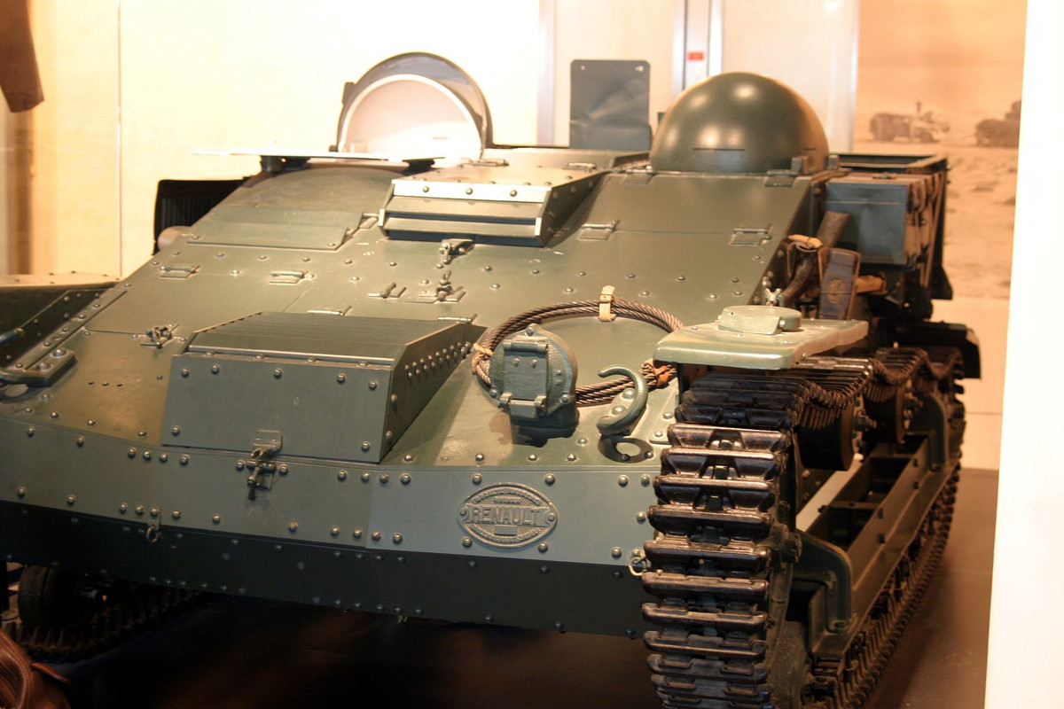 Xe có chiều dài chỉ 2,8 mét, chiều rộng 1,74 mét và chiều cao 1,2 mét. Kíp chiến đấu trên chiếc xe tăng này chỉ bao gồm hai người trong đó có một xạ thủ súng máy kiêm trưởng xe và một lái xe. Nguồn ảnh: Historyonline.