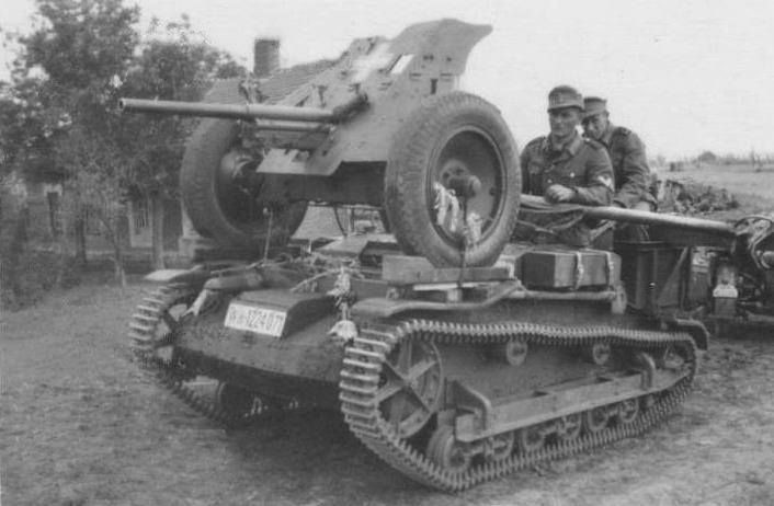 Xe tăng hạng siêu nhẹ Renauld UE Chenillette chở theo pháo chống tăng 37mm của Đức trong Chiến tranh Thế giới thứ hai. Nguồn ảnh: Historyonline.