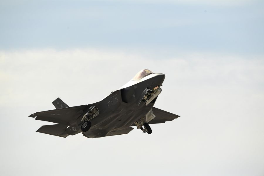 Hiện tại, Nhật Bản cùng Mỹ đang nỗ lực tìm ra vị trí rơi của chiếc chiến đấu cơ F-35 để thu hồi lại toàn bộ các mảnh vỡ của tiêm kích này trước khi Trung Quốc và Nga tìm thấy chúng. Nếu các mảnh vỡ của F-35 rơi vào tay Bắc Kinh hoặc Moscow, loại chiến đấu cơ tàng hình này nhiều khả năng sẽ bị "lật tẩy" ngay lập tức. Nguồn ảnh: Duckgo.