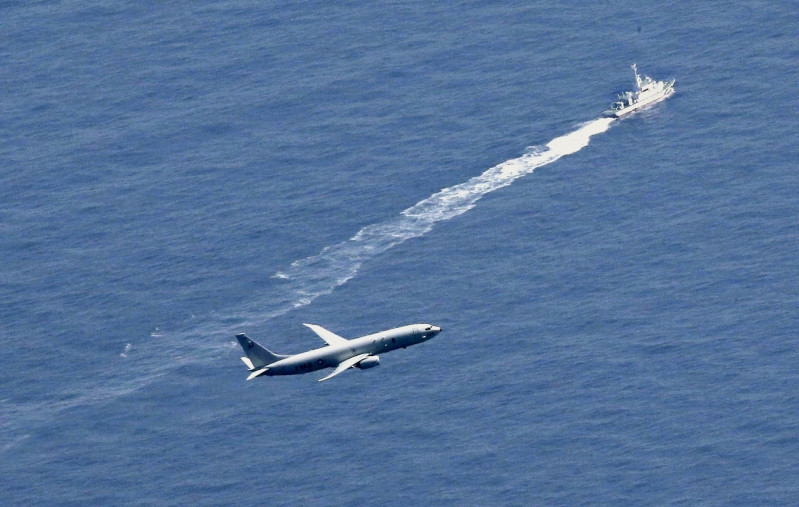 Chính vì không có bất cứ mốc địa lý hay đặc điểm địa hình nào để làm điểm chuẩn, việc bay biển gần như phải phụ thuộc vào các thiết bị cảm biến, hệ thống radar trên máy bay và sự dẫn bay từ trạm không lưu.