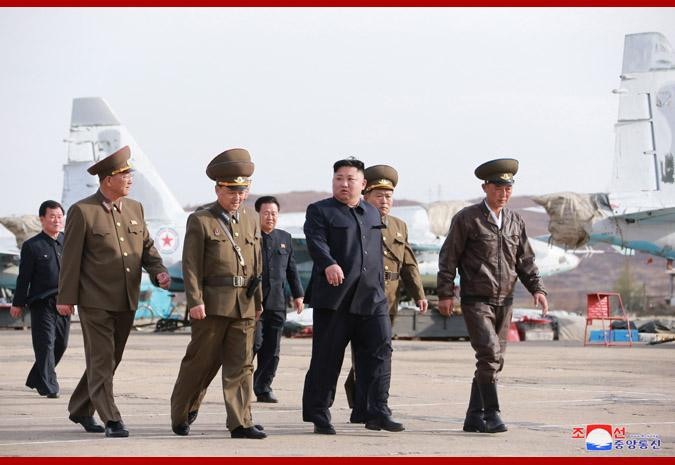 Đây không phải là lần đầu tiên ông Kim Jong-un thăm đơn vị không quân được trang bị chiến đấu cơ MiG-29 - dòng tiêm kích hiện đại nhất của Không quân Triều Tiên kể từ những năm 90 của thế kỷ trước cho tới tận ngày nay. Nguồn ảnh: Sina.