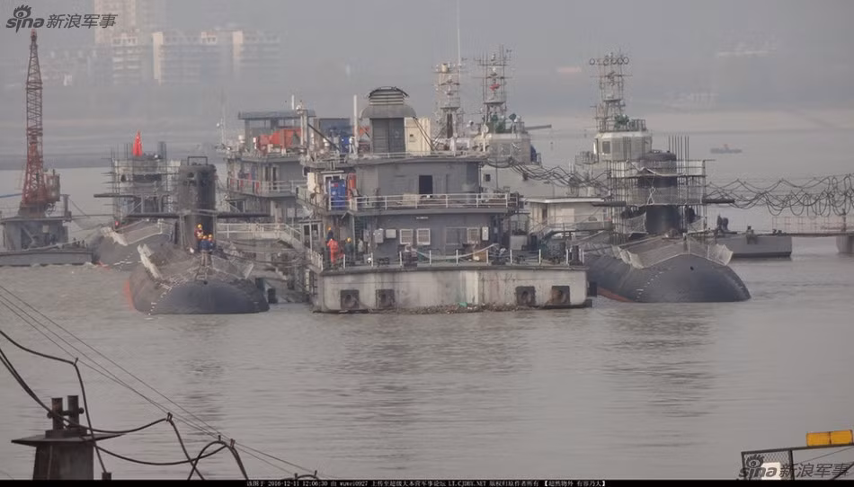 Tốc độ tối đa của tàu khi lặn là 20 hải lý giờ - tương đương với 37 km/h. Tàu được cho là có khả năng lặn tới độ sâu tối đa 550 - một độ sâu cực lớn so với các loại tàu ngầm điện - diesel hiện tại. Nguồn ảnh: Sina.