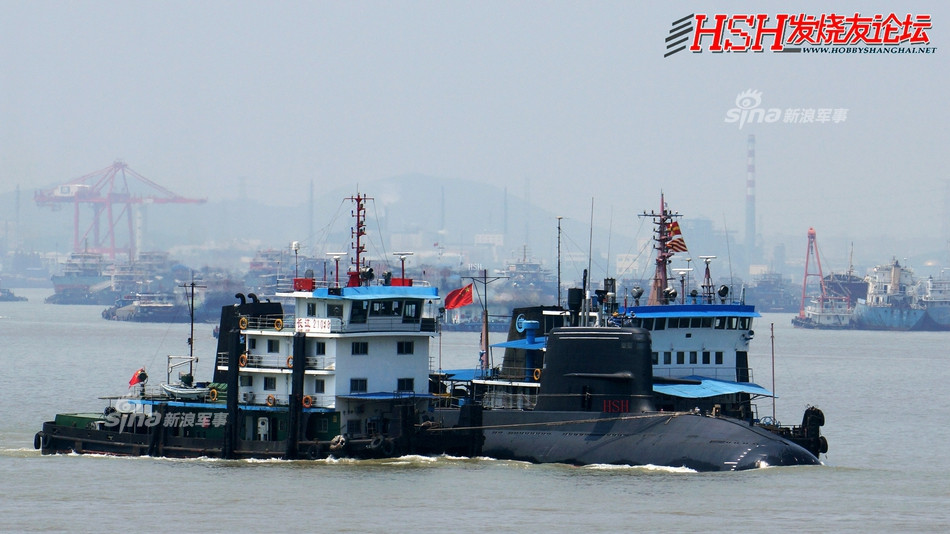 Ngoài ra, còn ba chiếc khác đã được hạ thuỷ và đang được hoàn thiện, dự kiến tới cuối năm 2019 hoặc đầu 2020 sẽ gia nhập biên chế - nâng tổng số tàu ngầm Type 039 trong biên chế Hải quân Trung Quốc lên 20 chiếc. Nguồn ảnh: Sina.