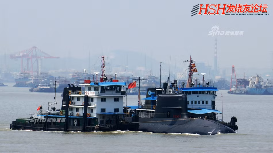 Ngoài ra, còn ba chiếc khác đã được hạ thuỷ và đang được hoàn thiện, dự kiến tới cuối năm 2019 hoặc đầu 2020 sẽ gia nhập biên chế - nâng tổng số tàu ngầm Type 039 trong biên chế Hải quân Trung Quốc lên 20 chiếc. Nguồn ảnh: Sina.